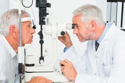 Médico examinando a visão de um paciente da terceira idade