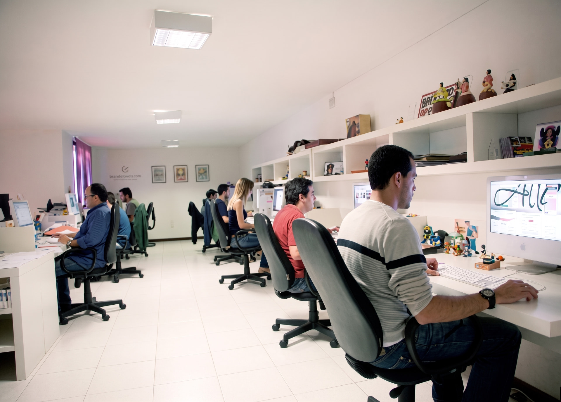Equipe da Demanda Digital trabalhando no escritório